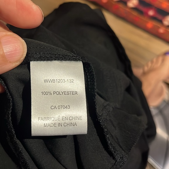 black sleeveless top size Medium - Picture 5 of 5